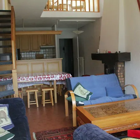 Luxurious Near With Balcony 아파트
