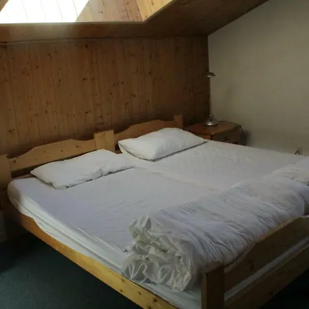 Luxurious Near With Balcony 아파트